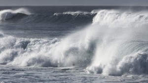 Alerte météo : Pluies et houle jusqu’à 10 m de hauteur
