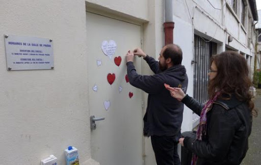 Attentats : des étudiants de Cachan mettent des cœurs sur les mosquées
