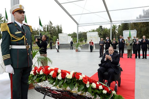 Bouteflika se recueille à la mémoire des martyrs de la guerre de libération nationale