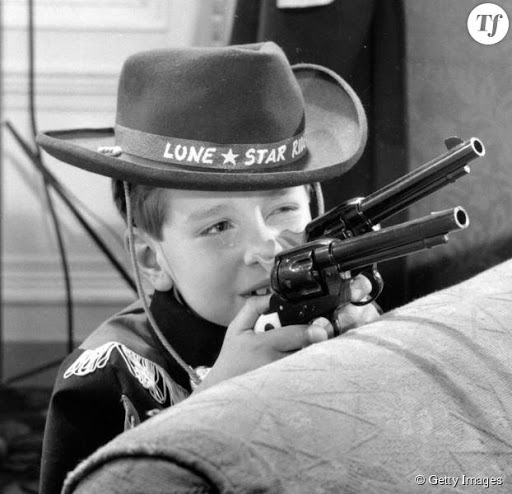 Doit-on laisser ses enfants jouer avec des armes en plastique ?