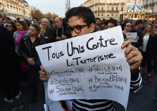 Hommages d’anonymes place de la République à Paris et dans plusieurs villes de province