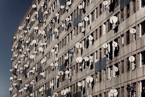 Interdiction des paraboles et climatiseurs dans les grandes villes