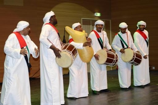 La troupe nationale des arts populaires émiratie offre une fresque colorée et rythmée
