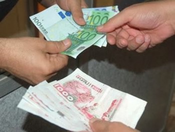 Le dinar à un nouveau niveau plus bas historique