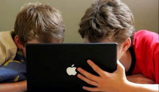 L’importance du suivi parental des enfants pour les protéger contre l’addiction à Internet soulignée par les spécialistes