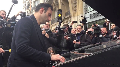 Paris : Il amène son piano au Bataclan pour jouer «Imagine» de John Lennon