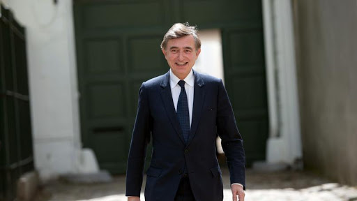 Philippe Douste-Blazy accouche une femme dans un avion