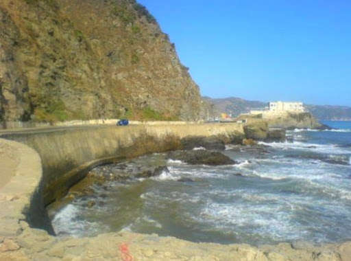Skikda: la force des vagues déloge des dizaines de brise-lames en bord de route