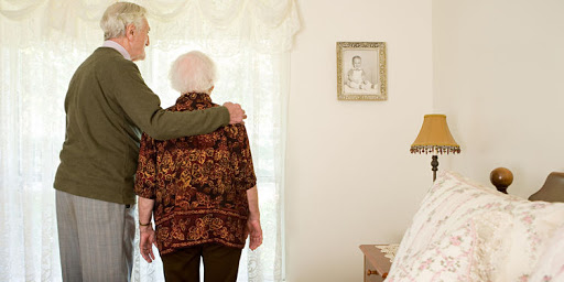 Un couple de 95 ans se sentant seul appelle la police à l’aide et propose… du thé!