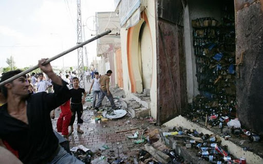 Une taverne incendiée par des citoyens