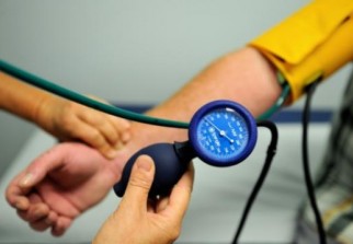 Baisser la tension « normale » des sujets à risque pourrait sauver des vies (étude)