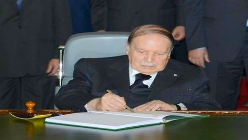 Bouteflika signe la loi de finances 2016