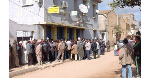 Des chaînes humaines interminables et des altercations entre usagers et employés des bureaux de poste Revoilà la crise des liquidités