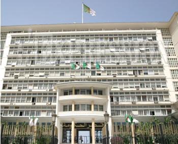 Face aux assauts de l’opposition et aux retombées de la crise , Un gouvernement pare-chocs