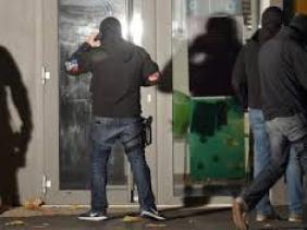 France : près de 3.000 perquisitions et 400 assignations à résidence