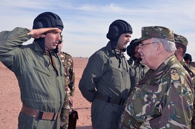Gaïd Salah supervise un exercice de tir réel au Sud de Tindouf