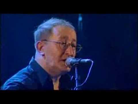 Idir rend hommage en chanson à Ait Ahmed (vidéo)