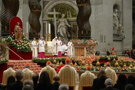 Le pape célèbre Noël à Saint-Pierre sur fond de tensions terroristes et de violences
