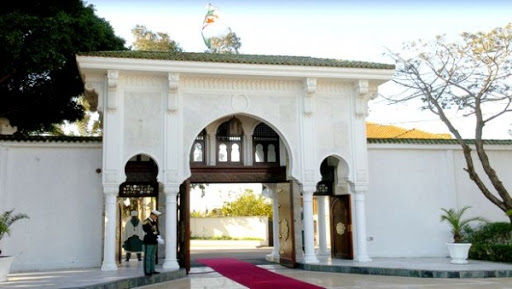 Le président Bouteflika signe des décrets portant ratification d’accords et de conventions