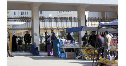 L’esplanade de l’EHU transformée en bazar à ciel ouvert par les adeptes du commerce informel, Quand l’archaïsme nargue la modernité