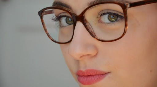 Maquillage et lunettes : les conseils des blogueuses beauté