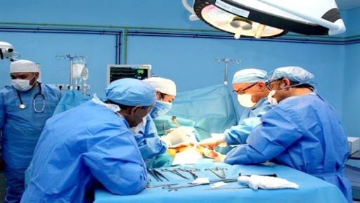 Opération de la hanche avec implantation de prothèse : une première réussie à l’hôpital de Bouchegouf (Guelma)