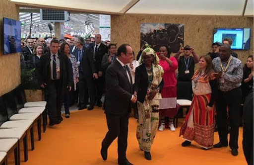 Parée d&rsquo;une robe kabyle, une jeune fille Kabyle d&rsquo;Igersafen au COP21