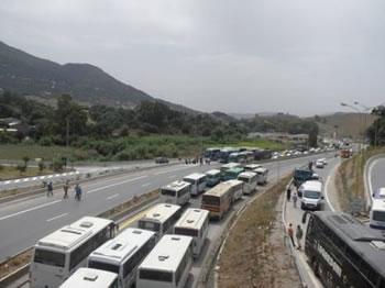 Tizi ouzou se prépare à l&rsquo;enterrement de hocine ait ahmed Les transporteurs mobilisent leur flotte