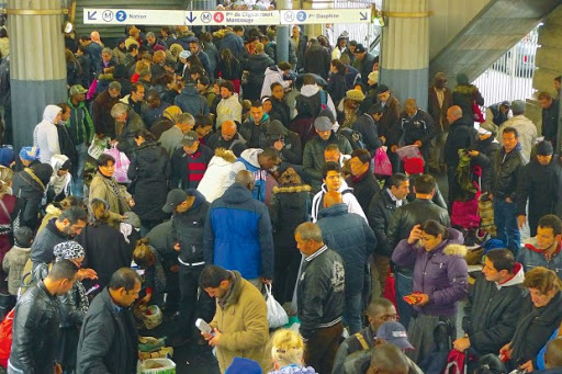 Trois semaines après les attentas de Paris, Les Algériens de Barbès face aux regards méfiants et suspicieux