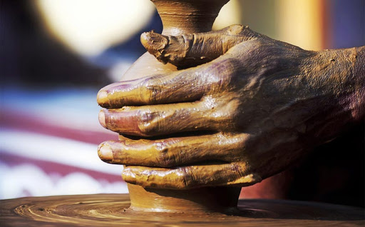 Un métier en souffrance : les artisans algériens ont les mains dans la boue