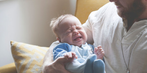 Un pédiatre dévoile sa technique pour calmer rapidement les bébés en pleurs