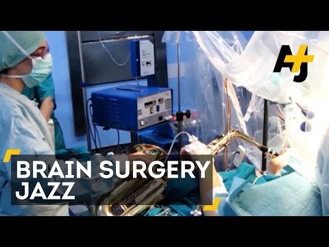 VIDEO. Pendant son opération du cerveau sans anesthésie, il joue du saxophone
