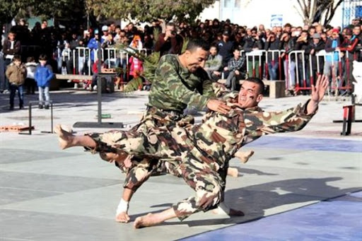 Batna : une exhibition d’arts martiaux par les Forces spéciales suscite l’enthousiasme de centaines de citoyens