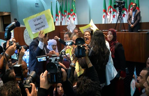 Bouteflika convoque le Parlement en ses deux chambres