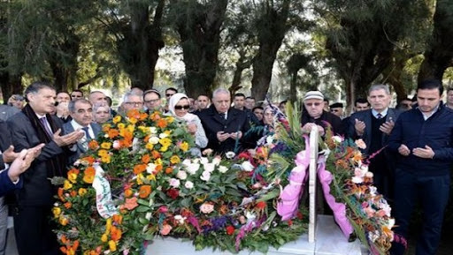 Cérémonie de recueillement à la mémoire du défunt Abdelhak Benhamouda au cimetière d&rsquo;El Alia