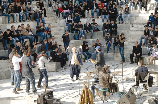 Chants, danses, peinture et diverses expressions artistiques hier à la grande-poste : les jeunes se réapproprient l’espace public