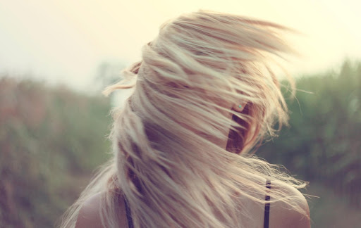 Cheveux blonds et châtain clair, comment raviver votre couleur naturelle?