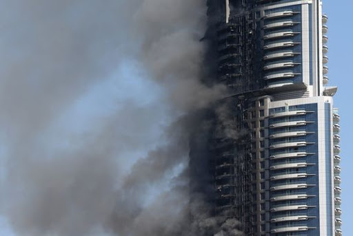 Des panaches de fumée continuent de s’échapper de hôtel incendié à Dubaï