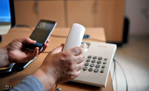 Des téléphones fixes et mobiles pour les zones reculées