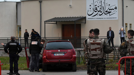 Devant une mosquée en France : il fonce en voiture sur un militaire