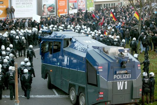 Heurts entre manifestants d’extrême droite et policiers à Cologne