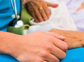 Hospitalisation à domicile: une solution adaptée aux malades à locomotion réduite