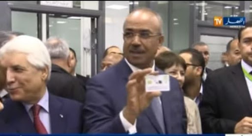 La première Carte d’Identité biométrique officiellement délivrée