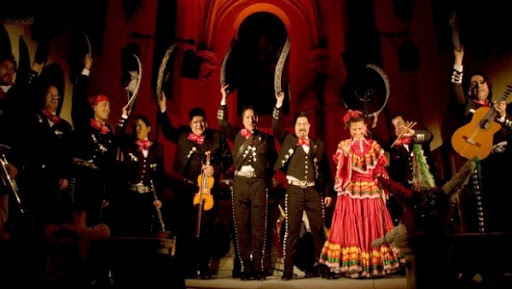 Le groupe « CoraSon de México » entonne la musique Mariachi à Alger