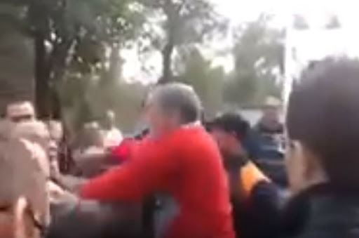 Le président d’un club de football agresse un supporter ! (Vidéo)