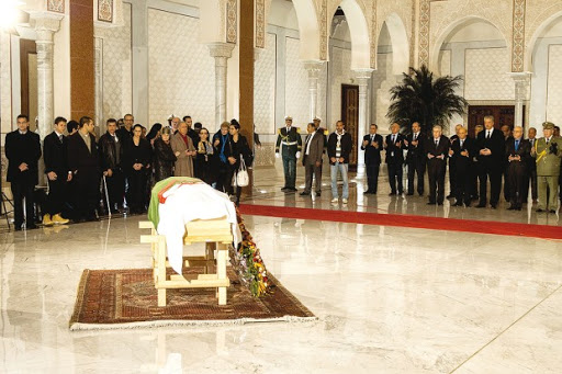 le renvoi du premier ministre et de sa délégation l’a mis en exergue:  La mort d’Aït Ahmed met à nu l’isolement du pouvoir