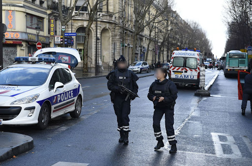 Paris: un homme armé abattu devant un commissariat du 18e