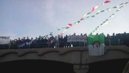 Placette de Tizi-ouzou, passage symbolique du cortège transportant la dépouille d’Ait Ahmed