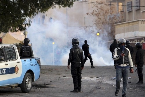 Troubles sociaux en Tunisie: le Premier ministre écourte sa visite en Europe