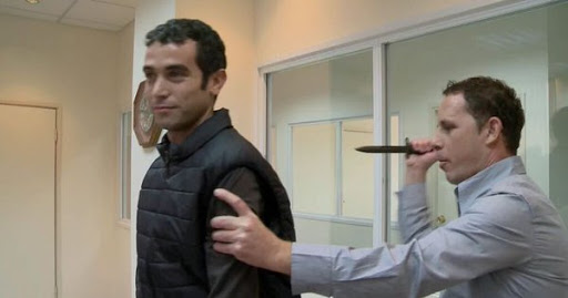 Un journaliste israélien teste un gilet de protection contre les couteau, mais …